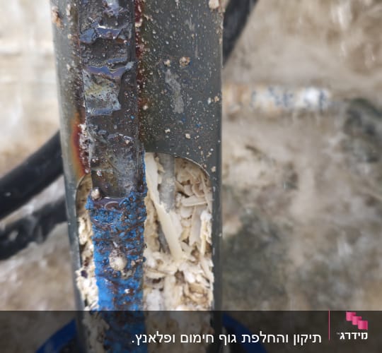 חלק מתכת עם חלודה ולכלוך, כנראה קשור לתחום השמש